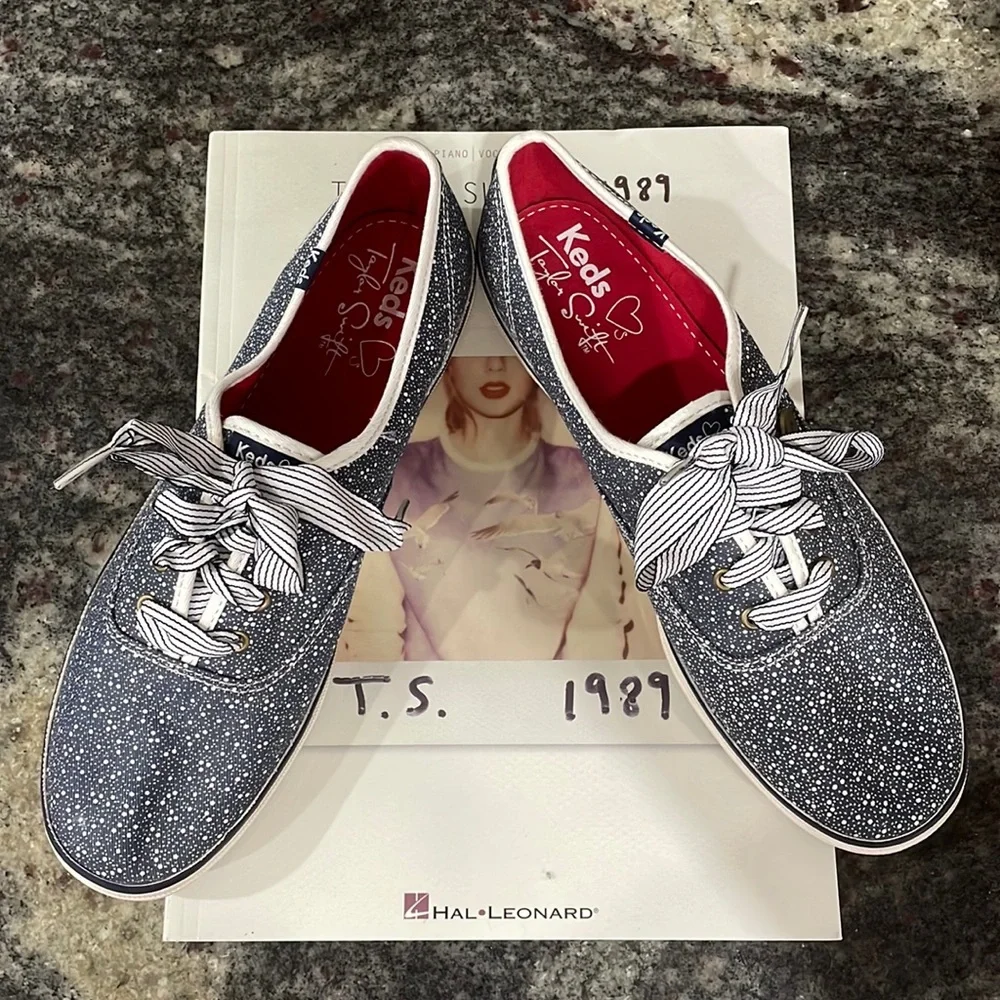 Taylor Swift Bundle - Picture 1 of 9